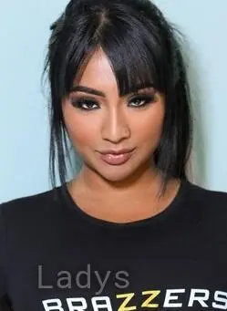 Yasmina Khan