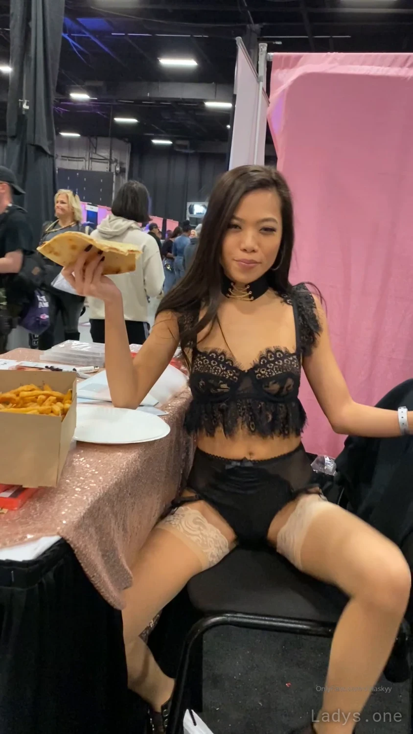 Beautiful nude girl kelly nguyen redmond
