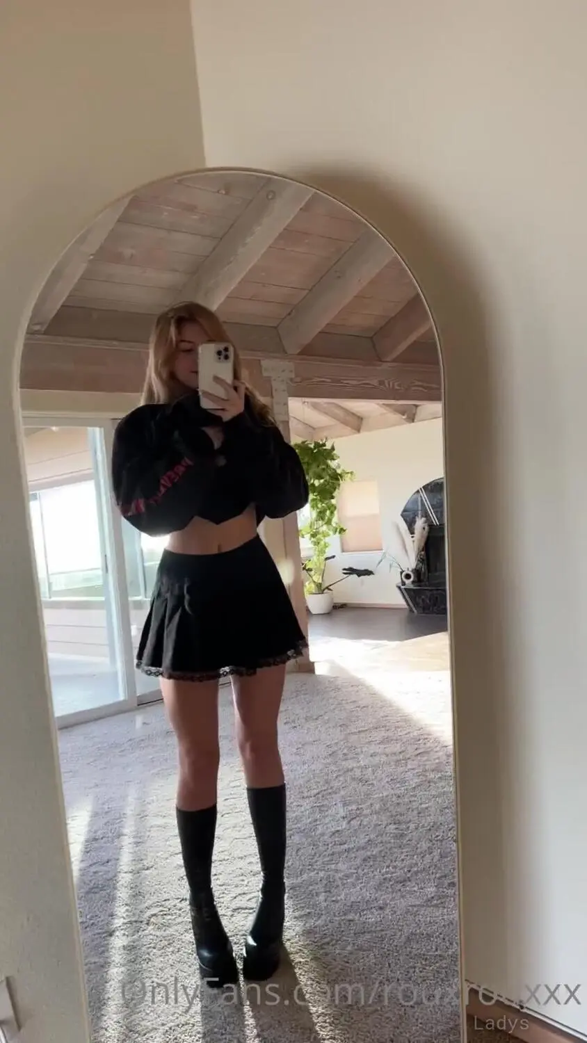 Beautiful nude girl Rouxrouxxx