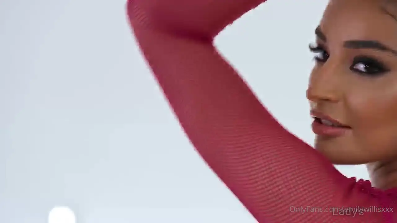 Beautiful nude girl Emily Willis-1