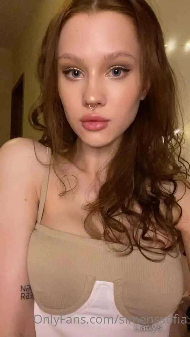 Beautiful nude girl Sofia Simens