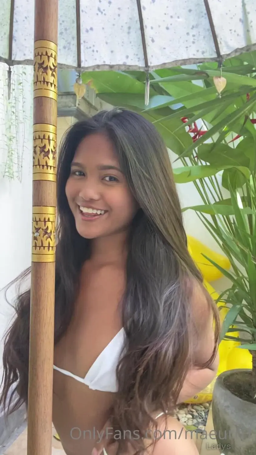 Beautiful nude girl Maeurn Smiles-1